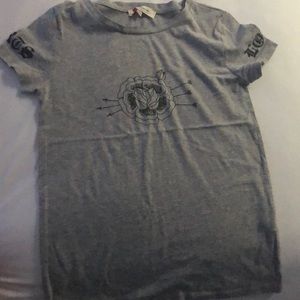 gray t shirt